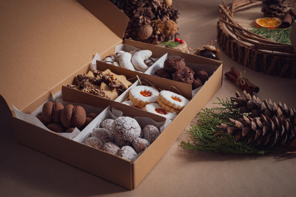 dulces y galletas de navidad  en una caja